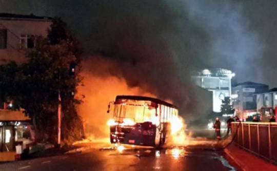 Azərbaycanlıları Türkiyəyə aparan avtobus yandı