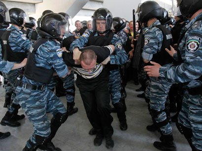 Kiyevdə polis 100 nəfəretirazçını saxlayıb