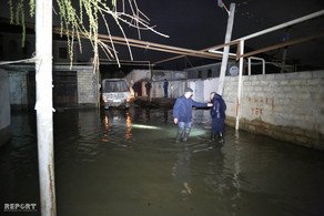 Bakıda su borusu partladı – 30-a yaxın ev su altında qalıb, sakinlər təxliyyə edilib (VİDEO)