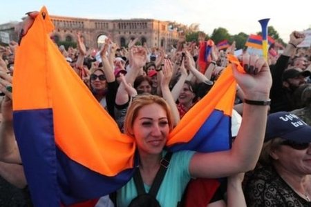 Ermənistan: Paşinyan etiraz aksiyalarına son qoymağa çağırıb