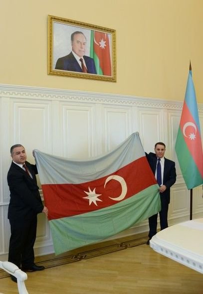 AXC-nin dövlət bayrağı hökumətə təqdim olundu - FOTO