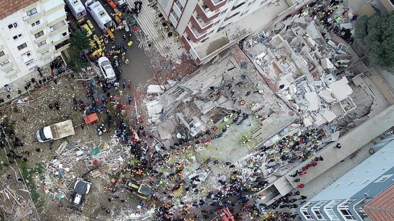 İstanbulda çökən 8 mərtəbəli bina… –5 yaşlı uşaq 19 saatdan sonra sağ çıxarıldı