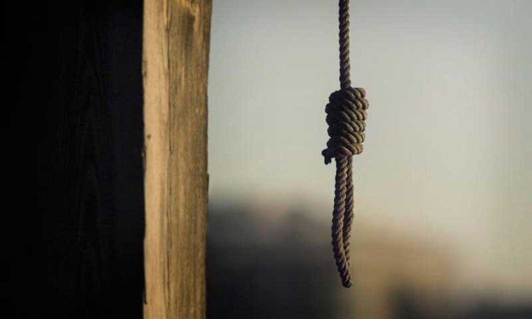 Gəncədə 40 yaşlı kişi intihar edib- Özünü tavandan asıb