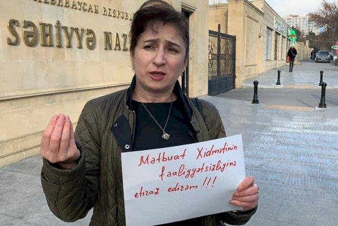 Jurnalist Səhiyyə Nazirliyinin qarşısında aksiya keçirdi- FOTO