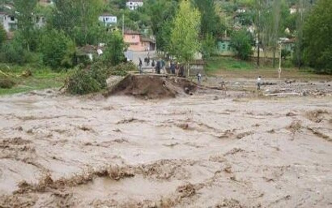 Gəncədə küçələri su basdı, elektrik kəsildi - VİDEO