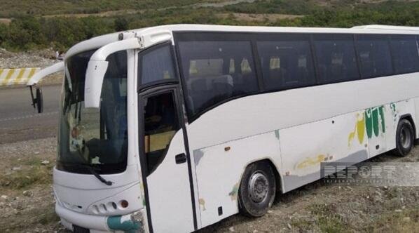 Şamaxıda turistləri daşıyan avtobus qəzaya düşdü