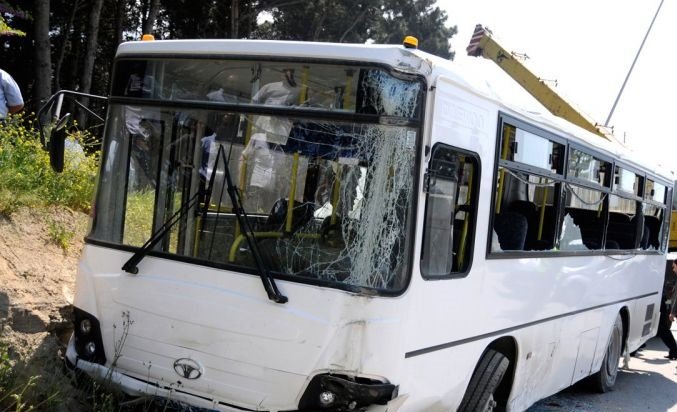 Bakıda avtobusla minik maşını toqquşdu: iki nəfər öldü