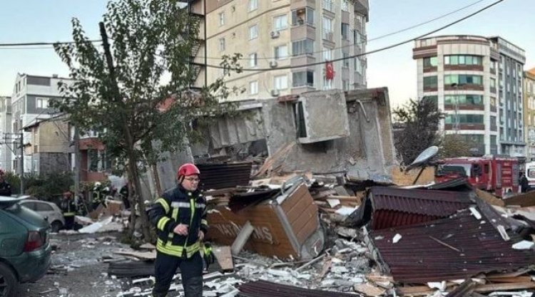 İstanbulun yaxınlığında bina çöküb İstanbulun yaxınlığında bina çöküb