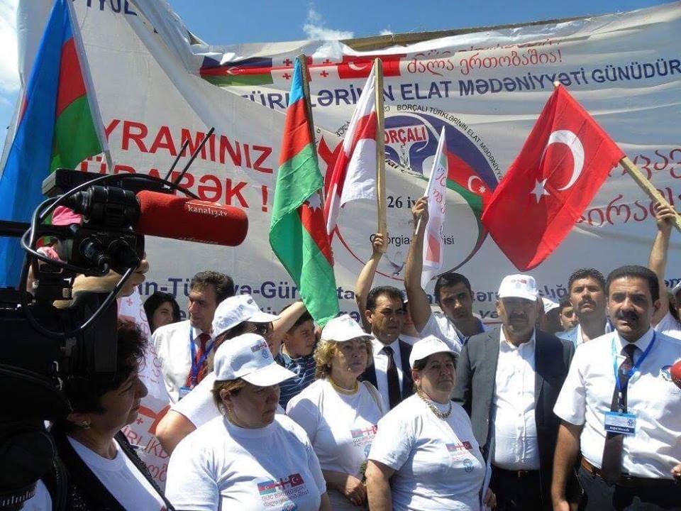 O, Türk bayrağına sayğısızlıq edənləri savunmamalı idi