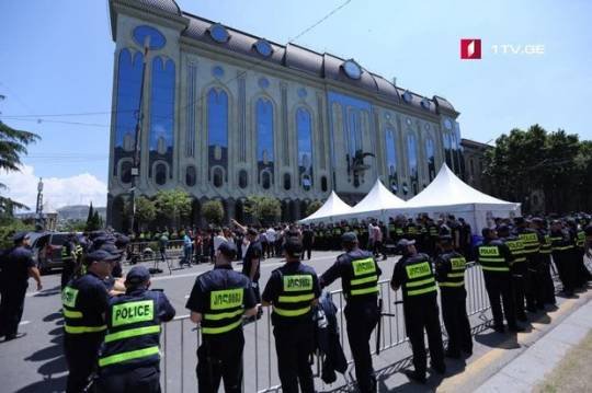 Polis qüvvələri Tbilisinin mərkəzinə səfərbər olunub