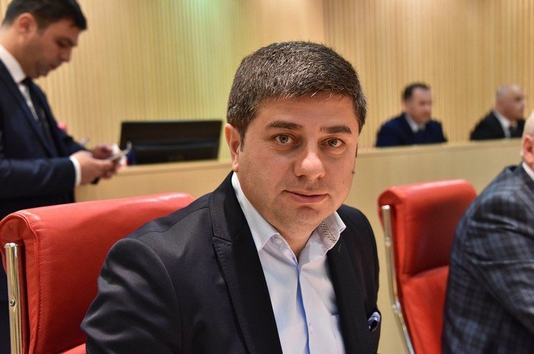 Gürcüstanın hakim partiyasının deputatı mandatından imtina edib
