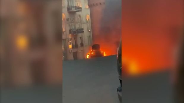 Bakıda yanan avtomobil söndürülüb - YENİLƏNİB