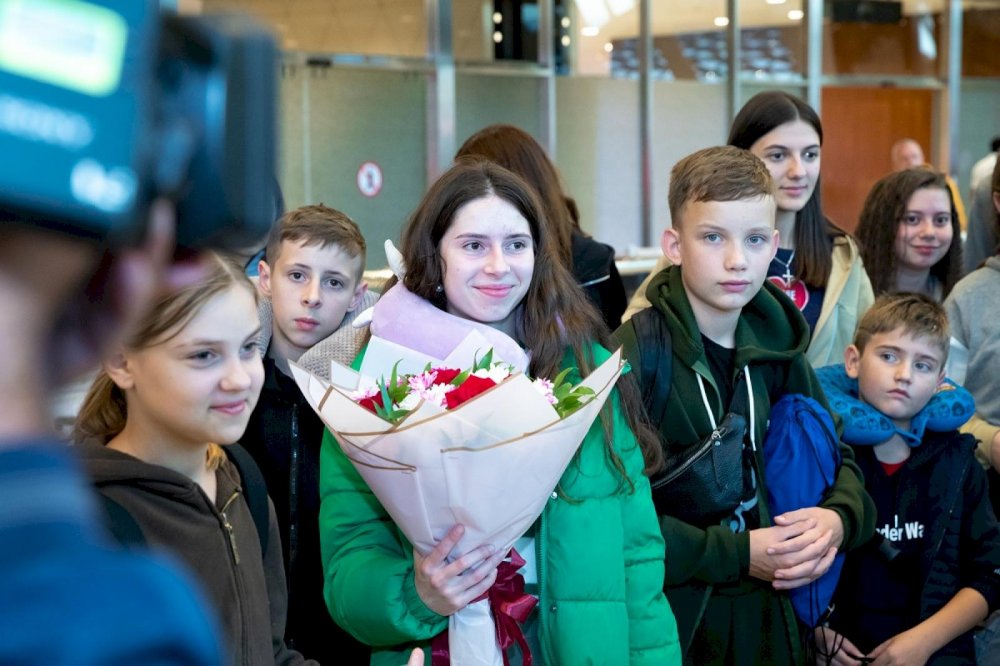 Valideyn himayəsindən məhrum olmuş 29 ukraynalı uşaq Azərbaycana gətirilib