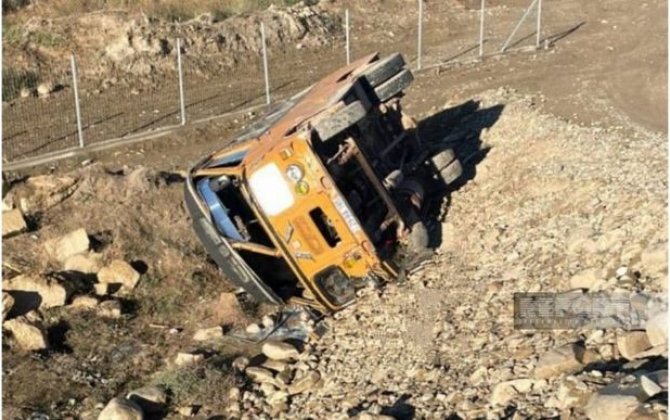 Siyəzəndə avtobus aşdı: 10 yaralı var