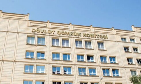 İş adamı Bakı Baş Gömrük İdarəsinə girdi və bazarı ortaya çıxardı VİDEO