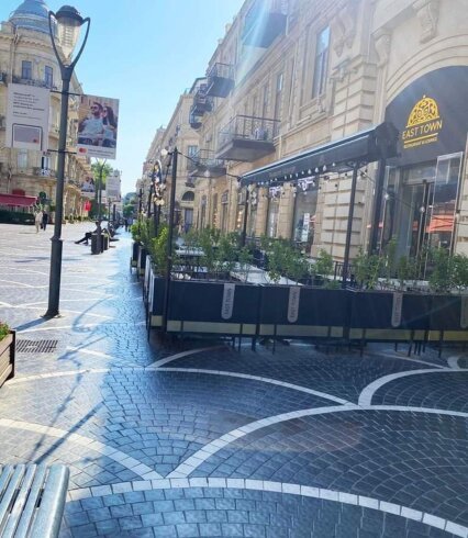 RESTORANLAR NİZAMİ KÜÇƏSİNİ BELƏ ZƏBT EDİB… – Başqalarına qan-qan deyən təşkilatlar bunu görməzdən gəlirlər - FOTO