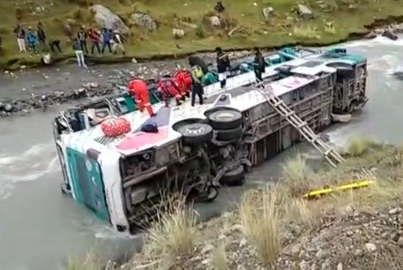 Peruda avtobus uçurumdan aşdı: 15 nəfər öldü