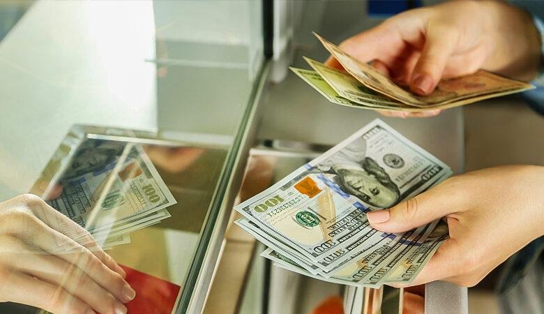 Dollara tələbat yenidən yüksəlib - İqtisadçı devalvasiya riskindən danışdı