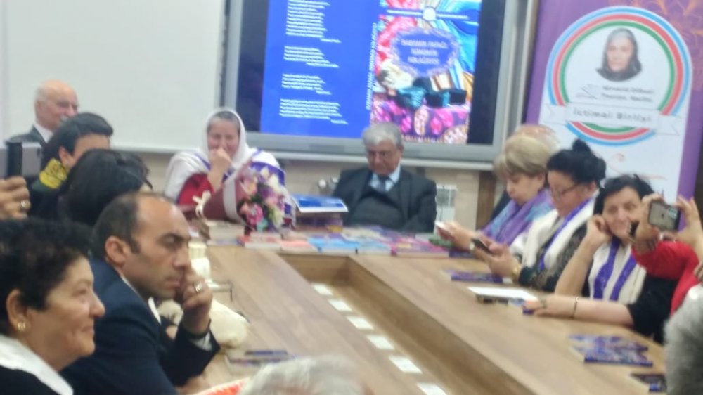 "Babamın papağı, nənəmin kəlağayısı" kitabının təqdimatı, milli üslubda baş geyimləri və örtüklərinin sərgisi keçirilib
