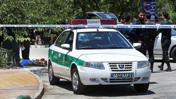 İranda polis iki mülki şəxsi güllələdi