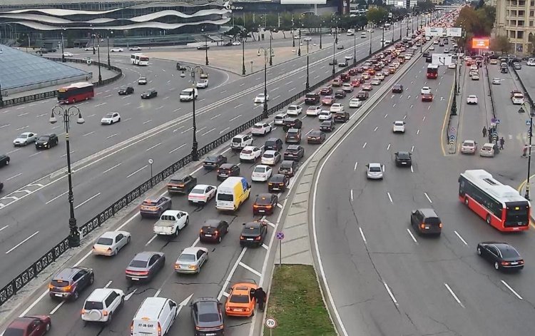 Bakının bir sıra yolunda sıxlıq var