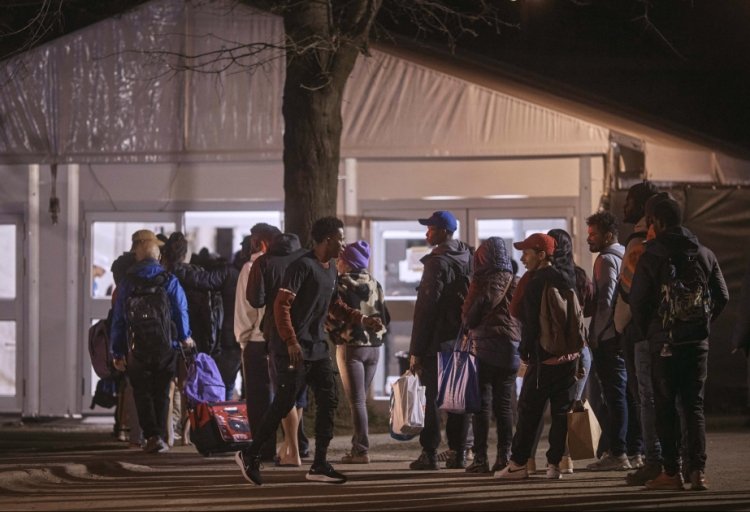 ABŞ Əfqanıstan vətəndaşları üçün vizaların verilməsini dayandırıb