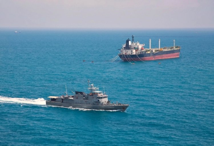 Hörmüz boğazında iki ticarət gəmisi atəşə tutulub